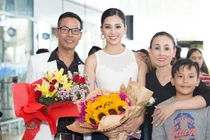 HH Trần Tiểu Vy hạnh phúc trong vòng tay gia đình khi về quê