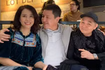 Chụp ảnh cùng Xuân Hinh, Chí Trung nhìn bạn gái đắm đuối