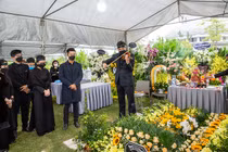 Xúc động Bùi Công Duy đàn, Đức Tuấn hát bên mộ nhạc sĩ Phú Quang