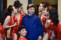 Xuân Hinh được dàn gái đẹp vây quanh chu môi hôn