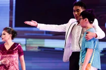 Con trai Cát Phượng lên sân khấu gọi Kiều Minh Tuấn là ba