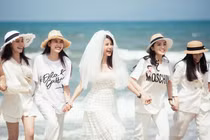 Diệp Lâm Anh vui hết nấc trong tiệc chia tay đời độc thân