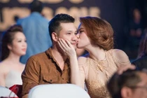 Những nụ hôn công khai của sao Việt gây bão 
