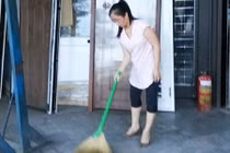 Côn trùng “lạ” cắn người hoành hành dọc QL1A