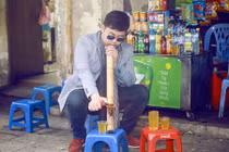Quang Lê hút điếu cày, mua hàng rong trên phố cổ HN