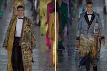 Khách mời la hét, chạy tán loạn vì mưa đá ở show thời trang