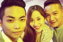 Khánh Thi bế bụng bầu đi xem phim cùng tình trẻ 