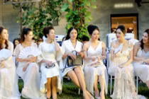 Trời nóng, dàn mỹ nhân Việt phải dùng quạt giấy khi xem thời trang 