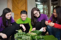 Á hậu Tú Anh lên bản gói bánh chưng tặng người nghèo