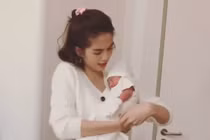 Phát hoảng chứng kiến Ngọc Trinh bế trẻ sơ sinh mà đầu bé lắc lư tự do