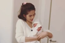 Phát hoảng chứng kiến Ngọc Trinh bế trẻ sơ sinh mà đầu bé lắc lư tự do