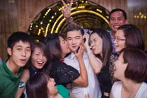 Đàm Vĩnh Hưng bị fan nữ “cưỡng hôn“