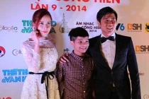 Vợ chồng Hồ Hoài Anh đưa Quang Anh đi dự Cống hiến