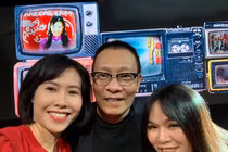 Nhà báo Lại Văn Sâm tươi tắn bên các nữ đồng nghiệp tại VTV