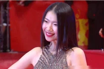 Nữ diễn viên bị chỉ trích vì "điên cuồng" tạo dáng cả tiếng trên thảm đỏ