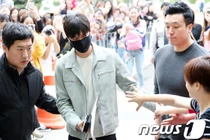 Fan xếp hàng dài tiễn Lee Min Ho lên đường nhập ngũ