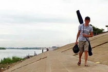 Hoài Linh đi dép tông, Cát Phượng gọi là nghệ sĩ lớn