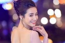 Nhã Phương xinh đẹp rạng rỡ trên thảm đỏ Cánh diều vàng