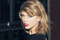 Taylor Swift mua bảo hiểm hơn 850 tỷ đồng cho đôi chân