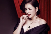 Lý Nhã Kỳ khiêu khích với đầm xẻ ngực