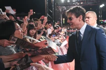 Fan chờ bảy tiếng dưới mưa, xin chữ ký Tom Cruise lên đầu