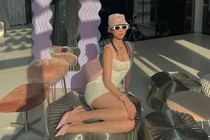 Ngọc Trinh khoe loạt ảnh “sổ sữa” như “khúc giò” mùa dịch