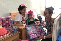 Xúc động ảnh Mai Phương mừng sinh nhật con gái ở bệnh viện