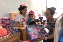 Xúc động ảnh Mai Phương mừng sinh nhật con gái ở bệnh viện