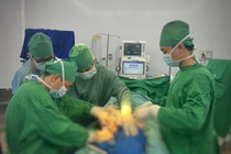 Đắp lá cây chữa xương khớp, cụ bà phải cắt bỏ 1 đoạn chân