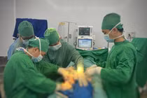 Đắp lá cây chữa xương khớp, cụ bà phải cắt bỏ 1 đoạn chân