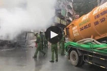 Video: Ô tô cháy ngùn ngụt, xe hút bể phốt xung phong cứu hỏa 