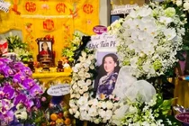 Sao Việt gửi hoa viếng xếp đầy nhà riêng cố ca sĩ Phi Nhung