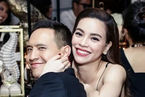 Hồ Ngọc Hà ôm cổ bẹo má Kim Lý quấn quýt không rời 