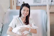 MC Hoàng Oanh lần đầu khoe quý tử, tâm sự chuyện vượt cạn 