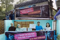 Trung Quân - Denis Đặng gây tranh cãi khi in tên lên quà từ thiện