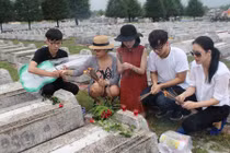 Thu Phương cùng học trò đội mưa viếng nghĩa trang liệt sĩ