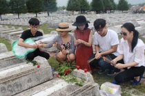 Thu Phương cùng học trò đội mưa viếng nghĩa trang liệt sĩ