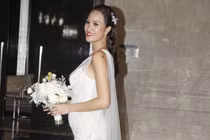 MC Phương Mai lộ vòng 2 to bất thường trong ngày cưới