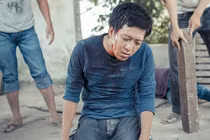 Diễn viên Trường Giang bị đánh hội đồng trong “49 ngày“