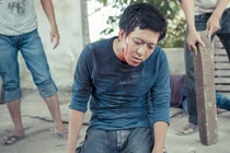 Diễn viên Trường Giang bị đánh hội đồng trong “49 ngày“