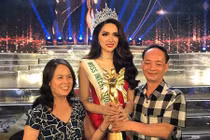 Mẹ Hoa hậu Hương Giang: “Rất tự hào, gia đình sẽ mãi bên con!“