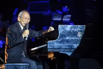 Nhạc sĩ Nguyễn Ánh 9 tạ ơn vợ trong liveshow "Kỷ niệm"