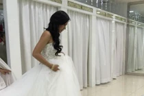 Lộ ảnh Việt Trinh đi thử váy cưới, bụng to bất thường 