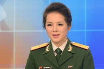 Ngắm nữ MC xinh đẹp khỏe khoắn trong màu áo lính