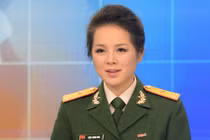 Ngắm nữ MC xinh đẹp khỏe khoắn trong màu áo lính