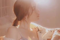 Lý Nhã Kỳ lả lơi vai trần gợi cảm gây bất ngờ