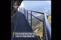 Video: Hoảng hồn với cây cầu lao thẳng ra vách núi chênh vênh