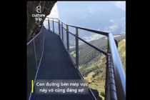 Video: Hoảng hồn với cây cầu lao thẳng ra vách núi chênh vênh