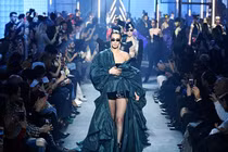 Bella Hadid gặp sự cố trang phục trên sàn diễn Paris Fashion Week