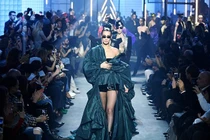 Bella Hadid gặp sự cố trang phục trên sàn diễn Paris Fashion Week